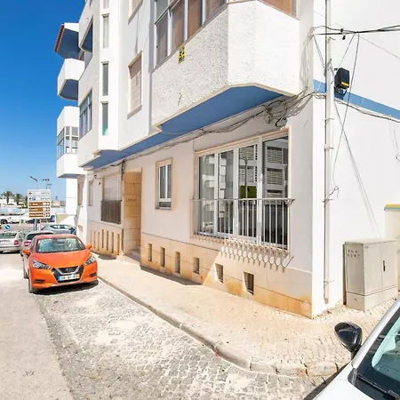 Shell Apartment, Walking To And Center Apartment Lagos